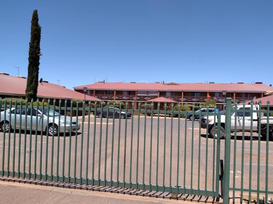 Cosy 2 Bedroom Unit In A Secure Gated Complex Kalgoorlie Extérieur photo