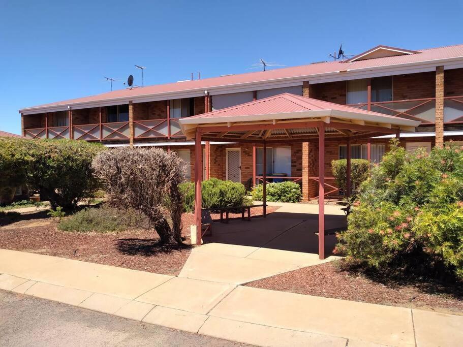 Cosy 2 Bedroom Unit In A Secure Gated Complex Kalgoorlie Extérieur photo