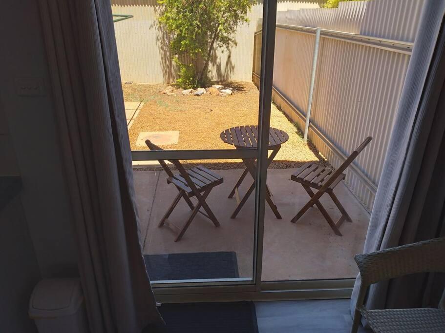 Cosy 2 Bedroom Unit In A Secure Gated Complex Kalgoorlie Extérieur photo