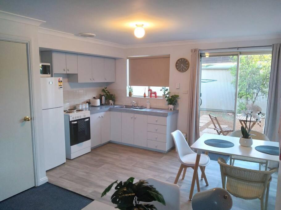 Cosy 2 Bedroom Unit In A Secure Gated Complex Kalgoorlie Extérieur photo