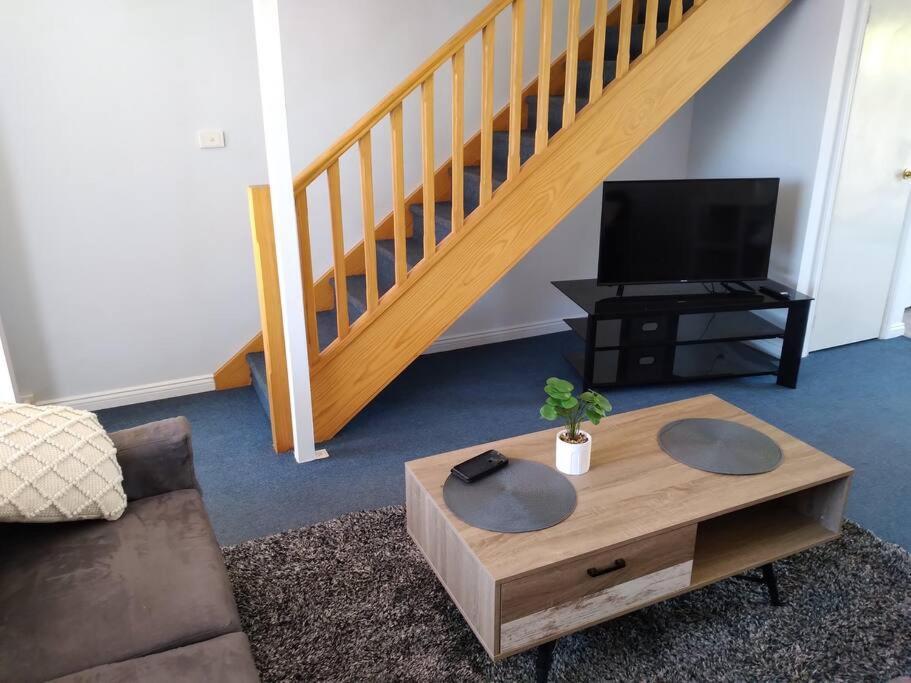 Cosy 2 Bedroom Unit In A Secure Gated Complex Kalgoorlie Extérieur photo