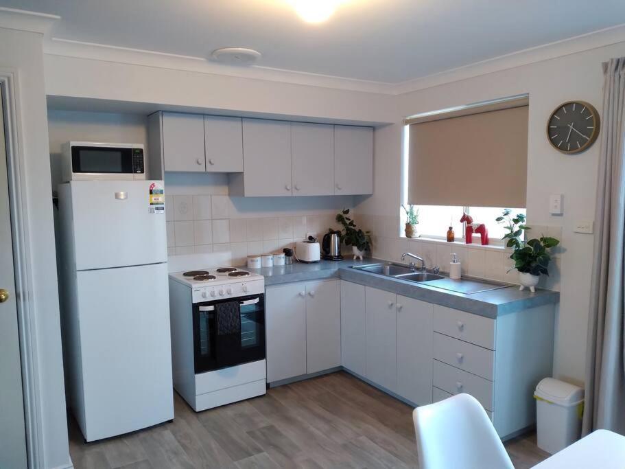 Cosy 2 Bedroom Unit In A Secure Gated Complex Kalgoorlie Extérieur photo