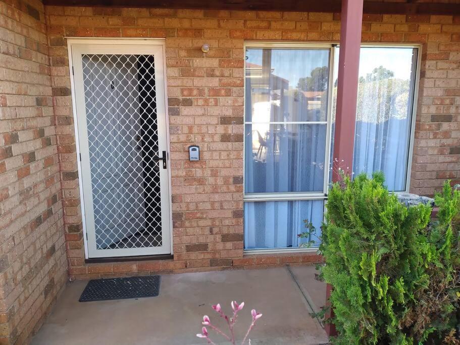 Cosy 2 Bedroom Unit In A Secure Gated Complex Kalgoorlie Extérieur photo